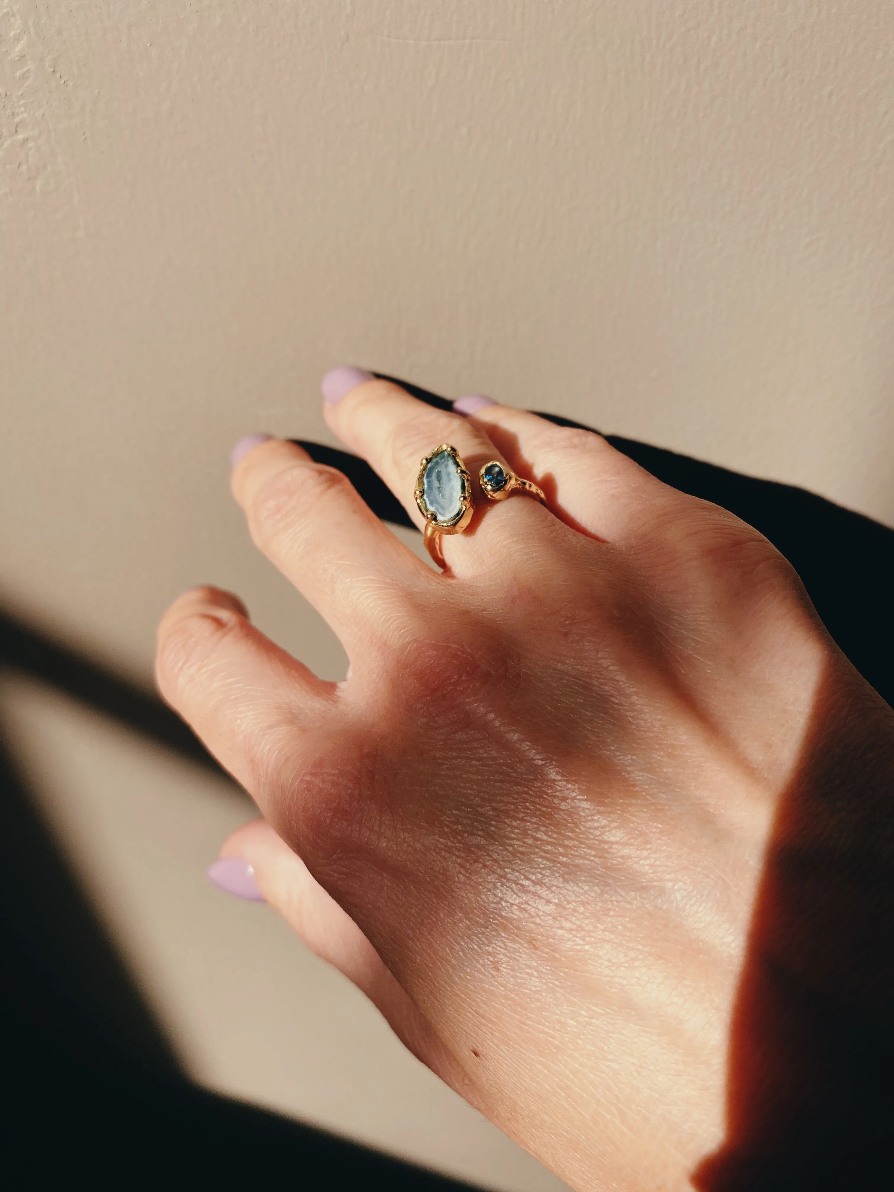 Ring in 18 karat gold - agate and sapphire